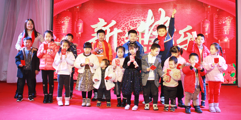 現場小朋友發紅包 現場小朋友發紅包